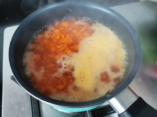 南瓜鸡蛋羹,大火煮开转小火煮两到三分钟。