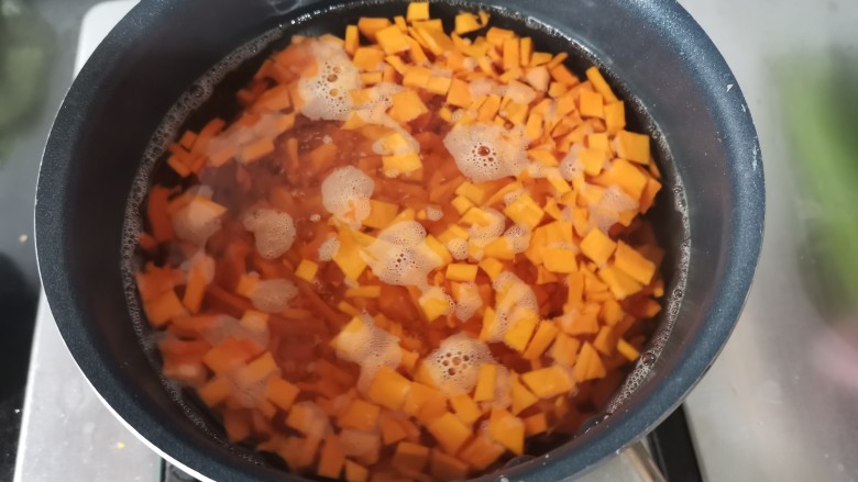 南瓜鸡蛋羹,锅里放入适量的水放入切碎的南瓜丁。
