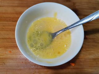 南瓜鸡蛋羹,一个鸡蛋磕入碗中打散，待用。