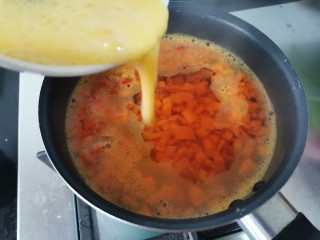 南瓜鸡蛋羹,再次煮开以后把打散的蛋液慢慢的倒入南瓜汤中，边倒边搅拌。这样煮出来的蛋不会有很大的结块。