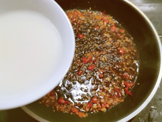 鱼香茄饼,水淀粉勾芡  汤汁浓稠后关火