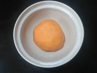 脆皮南瓜饼,没南瓜泥的水量不一样。需要的粉量可能也会有所不同，直到揉成一个光滑柔软的面团。