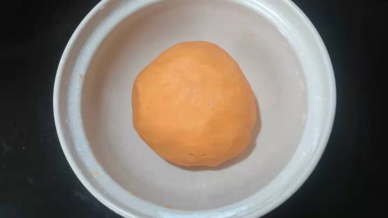 脆皮南瓜饼,没<a style='color:red;display:inline-block;' href='/shicai/ 7594'>南瓜泥</a>的水量不一样。需要的粉量可能也会有所不同，直到揉成一个光滑柔软的面团。