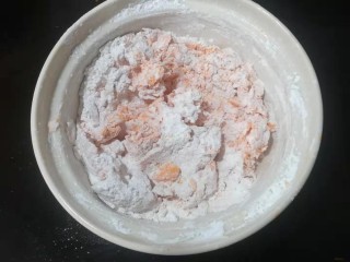 脆皮南瓜饼,分次加入糯米粉。