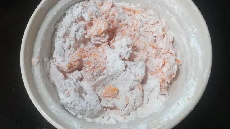 脆皮南瓜饼,分次加入糯米粉。