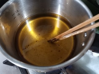 脆皮南瓜饼,温大约七成热。放入筷子四周会有很多的气泡，这样的温度就差不多了。