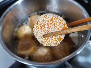 脆皮南瓜饼,炒至表面金黄酥脆就可以捞出来控油。