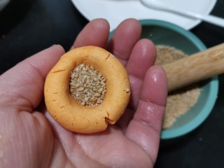 脆皮南瓜饼,中间包的馅料根据自己的喜欢来适当的调整，今天包的是芝麻和糖。