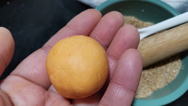 脆皮南瓜饼,揉成一个光滑的小面团。