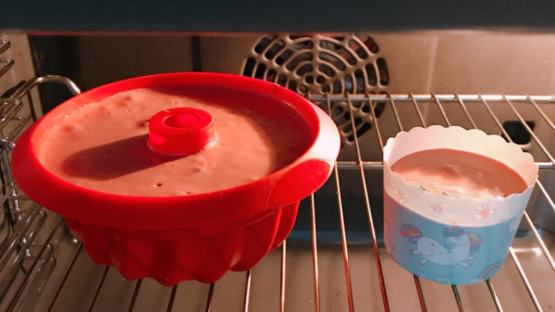 红丝绒蛋糕,放入提前130度预热的烤箱