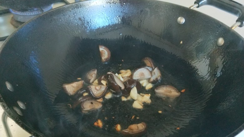 青菜炒香菇,倒入香菇炒均匀。
