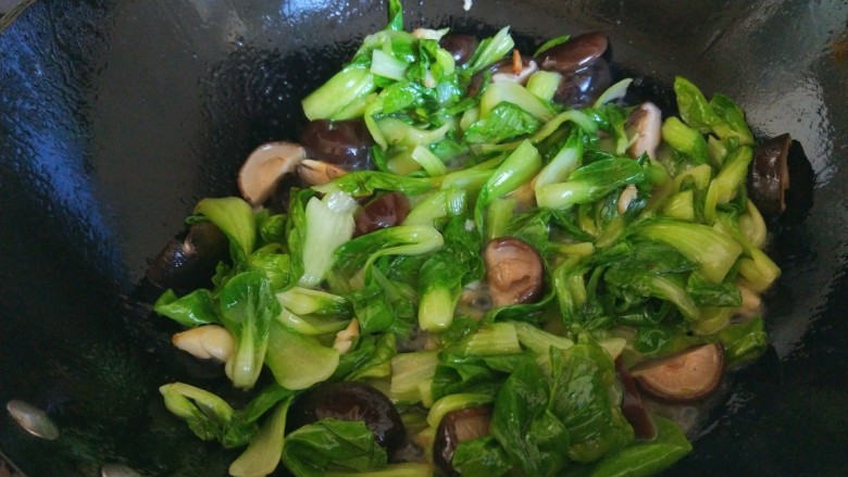 青菜炒香菇,加入适量鸡精炒均匀即可。