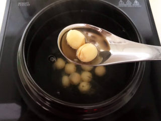 银耳莲子红枣汤,把饺子煮熟