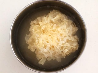 银耳莲子红枣汤,把银耳放入一个大碗里，加入冷水泡发20分钟
