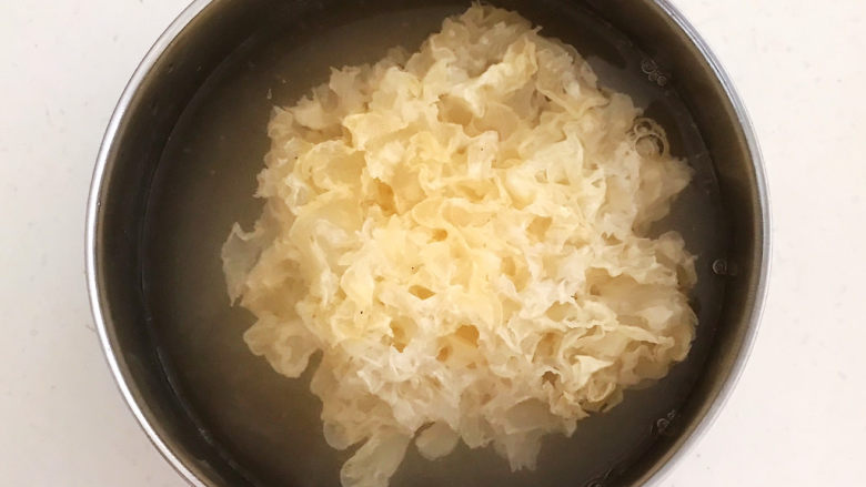 银耳莲子红枣汤,把银耳放入一个大碗里，加入冷水泡发20分钟