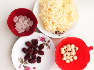 银耳莲子红枣汤,准备食材：银耳，莲子，无核金丝小枣，冰糖