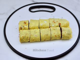 双色如意卷（年夜饭必备）,把蒸熟的鸡蛋卷取出，用刀切成自己喜欢的大小块状就可以了。
