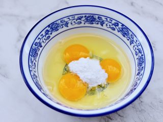 双色如意卷（年夜饭必备）,鸡蛋打入碗中，放入淀粉搅打均匀。