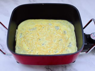 双色如意卷（年夜饭必备）,平底锅烧热，刷了一层薄薄的油，放入鸡蛋液，两面煎熟即可。