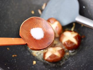 年夜饭必备的香菇油菜,加入1克盐和白糖调味。
