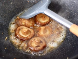 年夜饭必备的香菇油菜,大火继续快速翻炒片刻，锅中少加入适量清水，盖上锅盖大火煮1分钟左右。