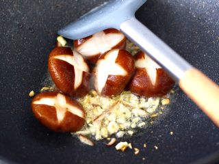 年夜饭必备的香菇油菜,这个时候加入香菇，继续大火翻炒均匀。