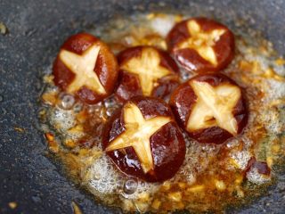 年夜饭必备的香菇油菜,加入少许水淀粉，勾芡收汁即可关火。