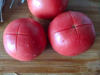 酸汤肥牛金针菇,西红柿顶部切十字花刀