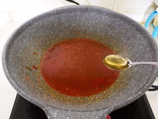 酸汤肥牛金针菇,加入400ml冷水烧开后，加入白醋，加入精盐调味