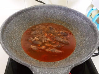 酸汤肥牛金针菇,烧开后煮2分钟
