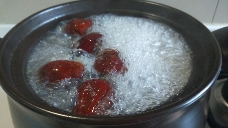 银耳莲子红枣汤,开锅的样子。