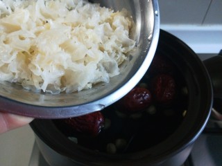 银耳莲子红枣汤,倒入锅中。