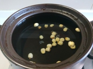 银耳莲子红枣汤,放入砂锅加适量纯净水。