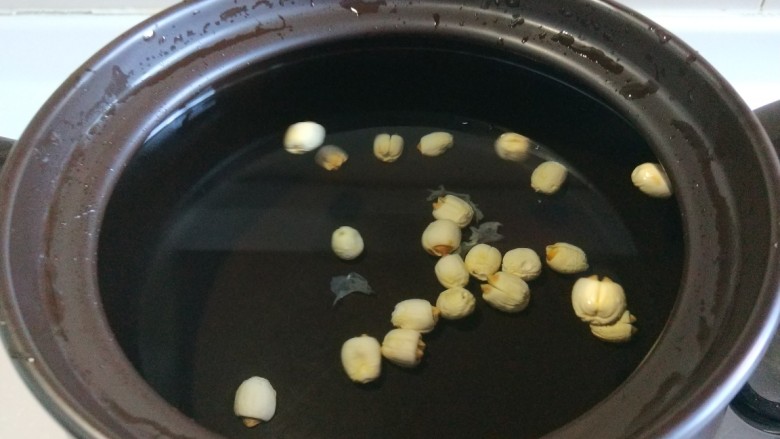 银耳莲子红枣汤,放入砂锅加适量纯净水。