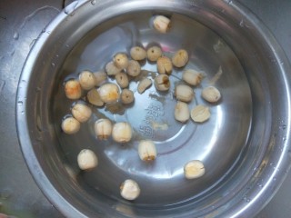 银耳莲子红枣汤,莲子提前泡洗干净。