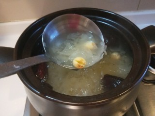 银耳莲子红枣汤,舀一勺很粘稠度就可以关火。