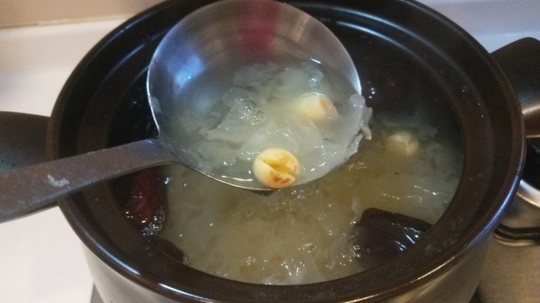 银耳莲子红枣汤,舀一勺很粘稠度就可以关火。