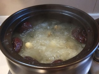 银耳莲子红枣汤,煮熟的样子。