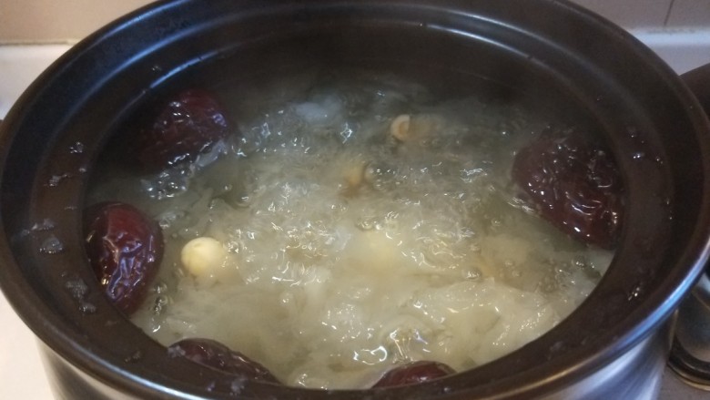 银耳莲子红枣汤,煮熟的样子。