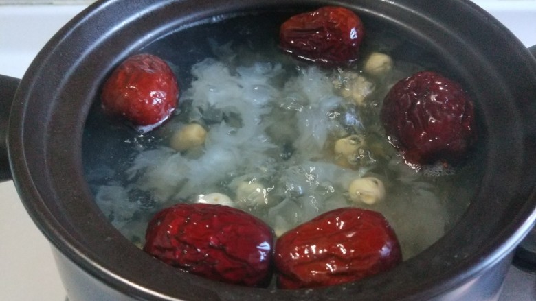 银耳莲子红枣汤,转小火慢炖。