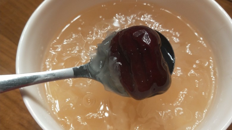 银耳莲子红枣汤,正是新冠状病传染的时候，每天喝一碗预防肺部传染。