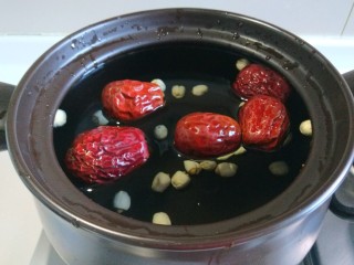 银耳莲子红枣汤,加入大枣。