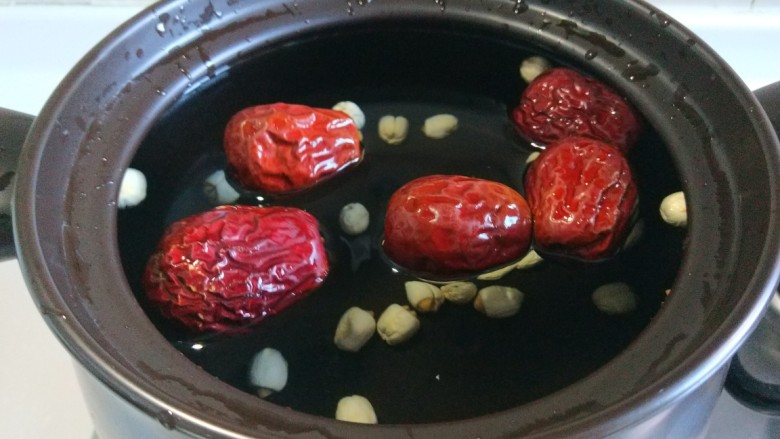 银耳莲子红枣汤,加入大枣。