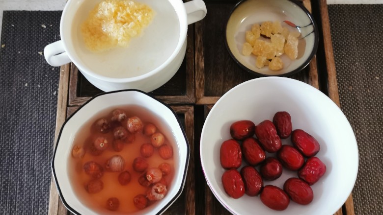 银耳莲子红枣汤,食材处理好