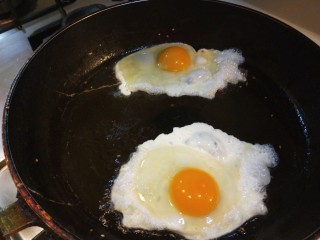 鸡蛋汉堡,在煎两个鸡蛋。