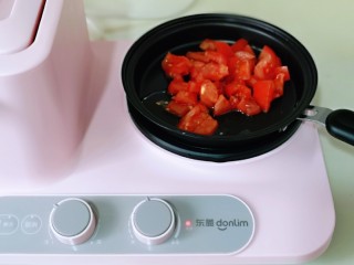酸汤肥牛金针菇,起油锅，倒入番茄块，早餐机中档翻炒至番茄变软。