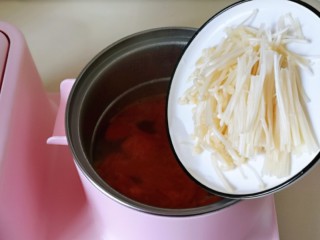 酸汤肥牛金针菇,炒好的番茄倒入汤锅中，加入纯净水，再加入金针菇，调为最大档烧开煮2分钟。
