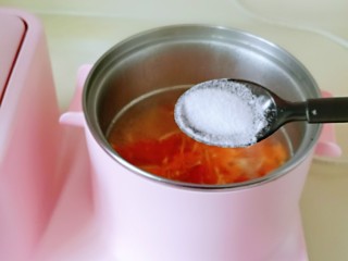 酸汤肥牛金针菇,按个人口味加入盐，调味儿。