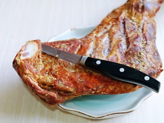 葱爆羊肉片,一条羊腿，半成品哈，用锋利的刀把肉片下来，如果用生的羊腿肉也可以。