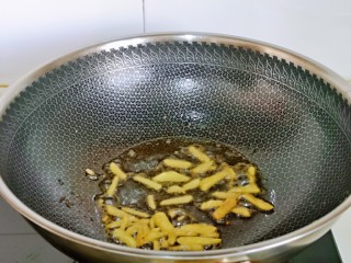 葱爆羊肉片,锅里留底油，加入提前切好的姜丝煸炒。